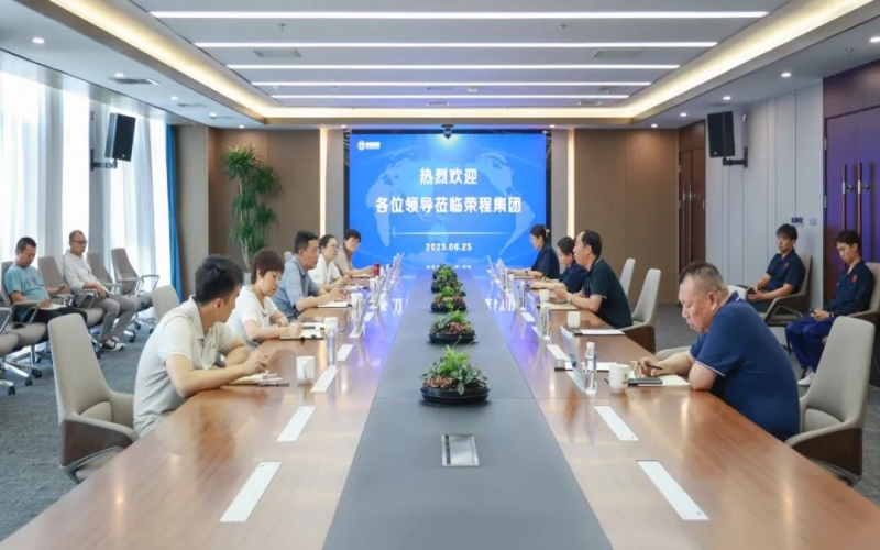 津南區(qū)副區(qū)長薛彤一行到訪榮程集團就企業(yè)生產(chǎn)運行、科技攻關(guān)等調(diào)研服務