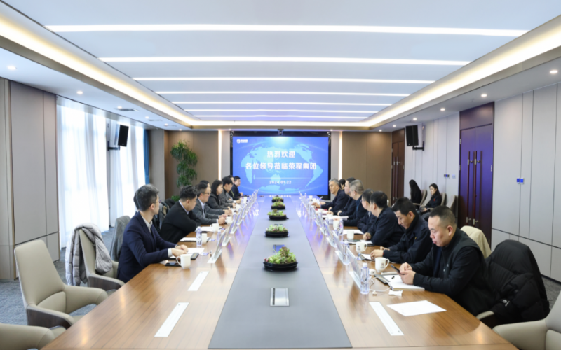 信德集團(tuán)業(yè)務(wù)發(fā)展部總監(jiān)袁偉強(qiáng)、榮華控股企業(yè)集團(tuán)執(zhí)行總裁郝曉嬋一行到榮程集團(tuán)參觀座談