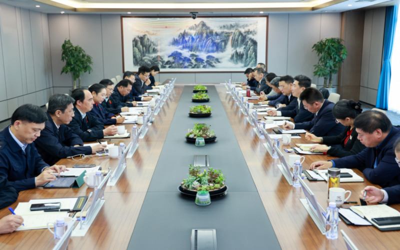 津南區(qū)委副書記、區(qū)長楊灝一行到榮程集團調(diào)研慰問