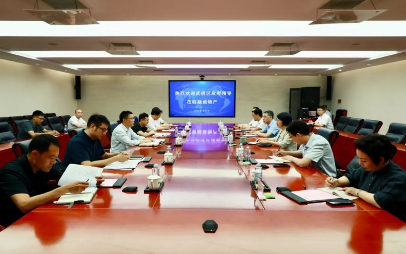 榮程集團黨委書記、融誠物產(chǎn)總經(jīng)理張穎與武清區(qū)領導開展座談交流