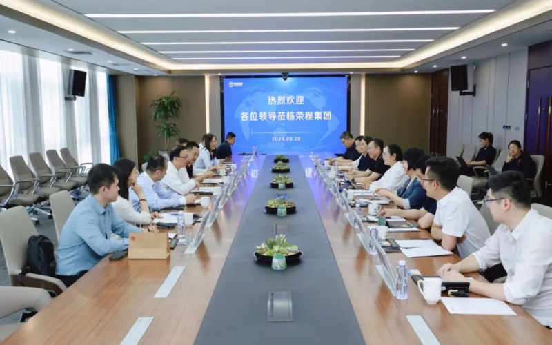 榮程集團董事會主席張榮華與浙商銀行總行小企業(yè)信貸中心總經理龔國強座談交流